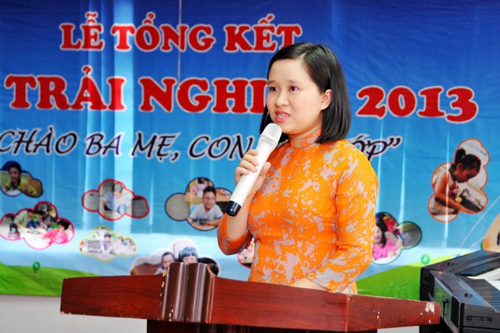 Cô Nguyễn Thị Vân Trang – Chủ tịch HĐQT, Phó Hiệu trưởng Nhà trường phát biểu tại buổi lễ.